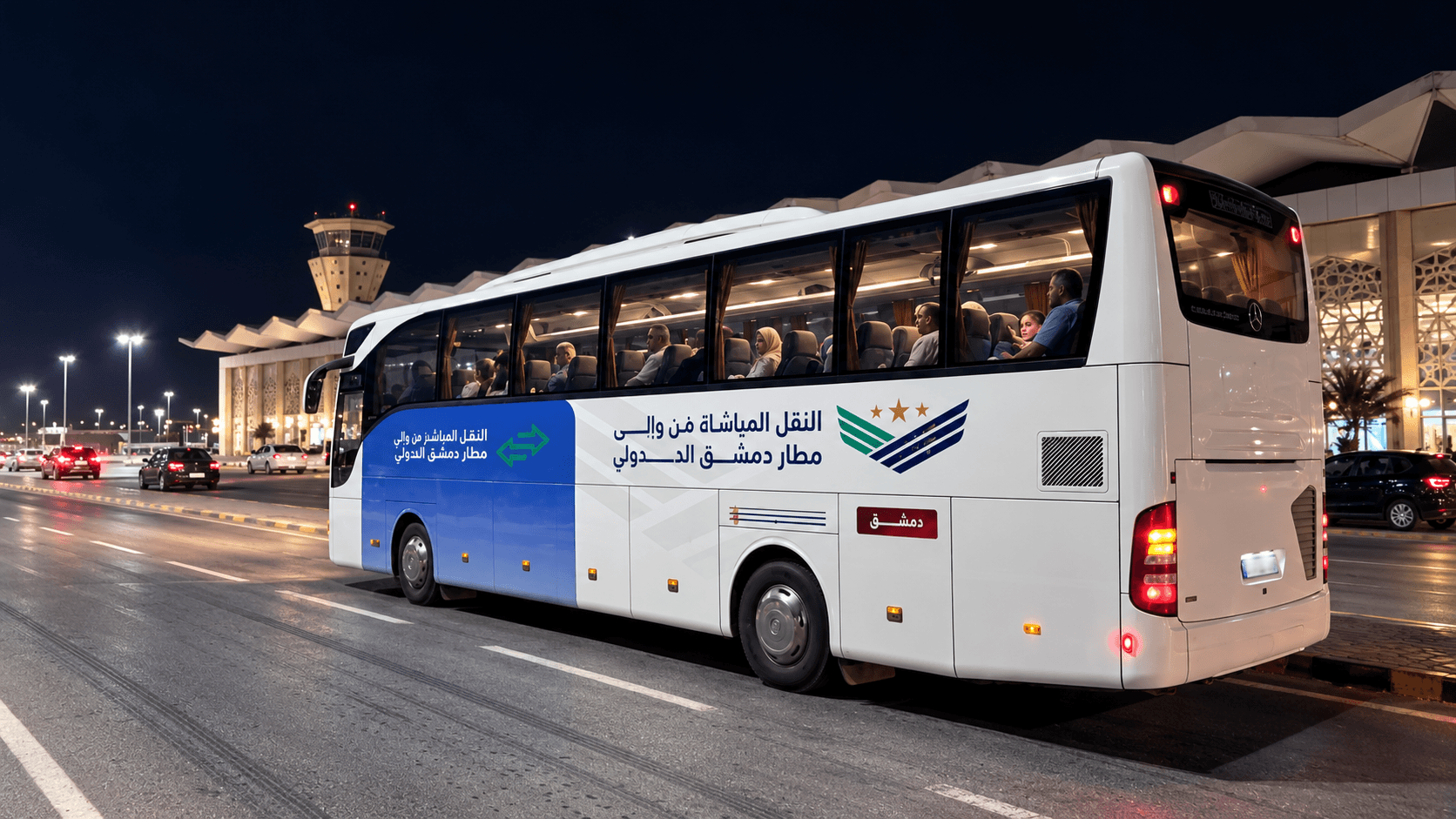 باص مطار دمشق أمام مبنى مطار دمشق الدولي ليلاً
